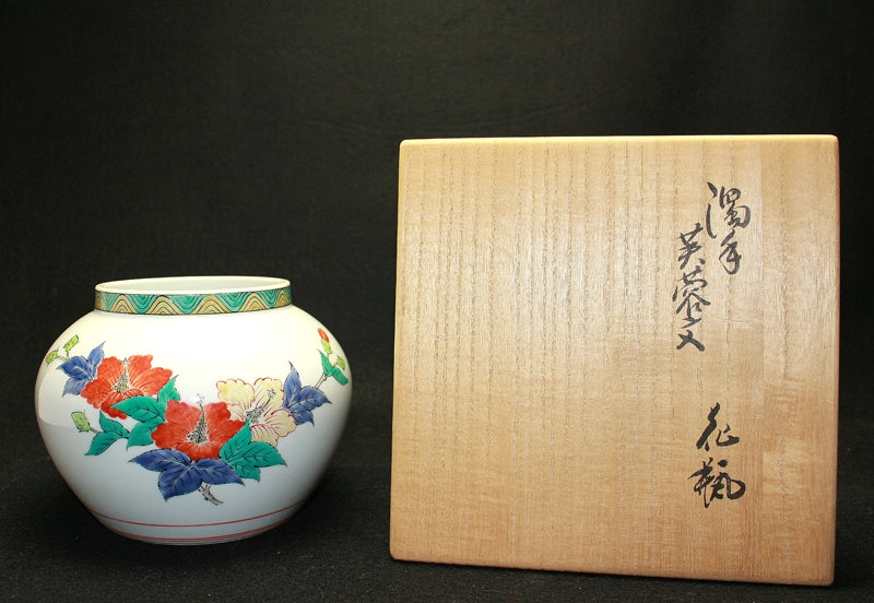 24133 Living National Treasure 14th Generation Sakaida Kakiemon (Muddy-fingered Hibiscus Vase)