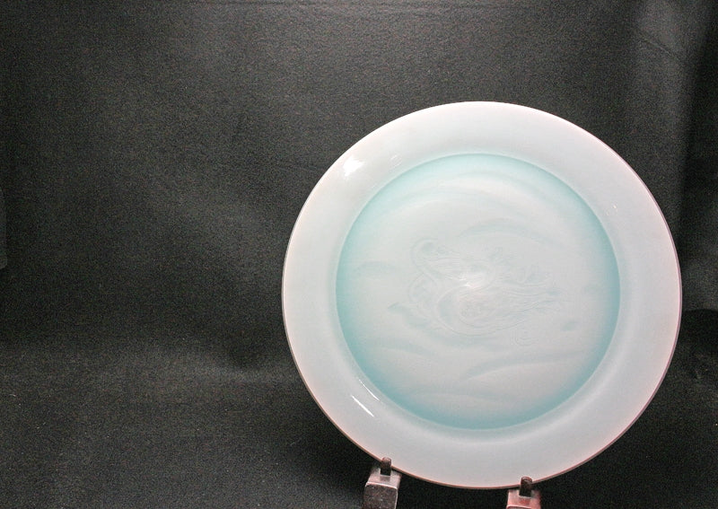 25022 Living National Treasure TSUKAMOTO Kaiji (Large blue and white porcelain plate with waterfowl design)