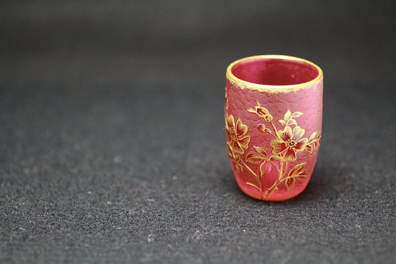 22890 Dome Nancy (Gold-painted flower design cup (red, early 20th century))