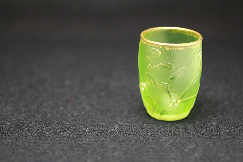 22893 Dome Nancy (Gold-painted flower design cup (Mistletoe, green, early 20th century))