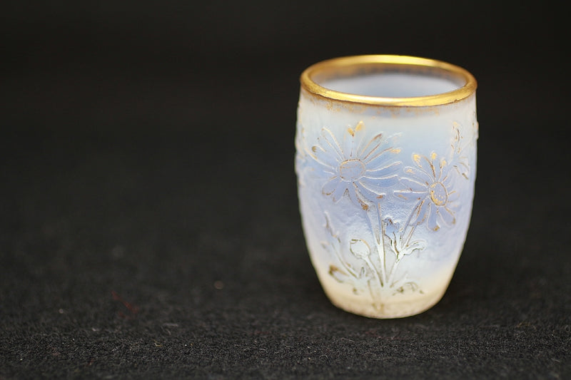 22891 Dome Nancy (Gold-painted flower design cup (daisy, white, early 20th century))