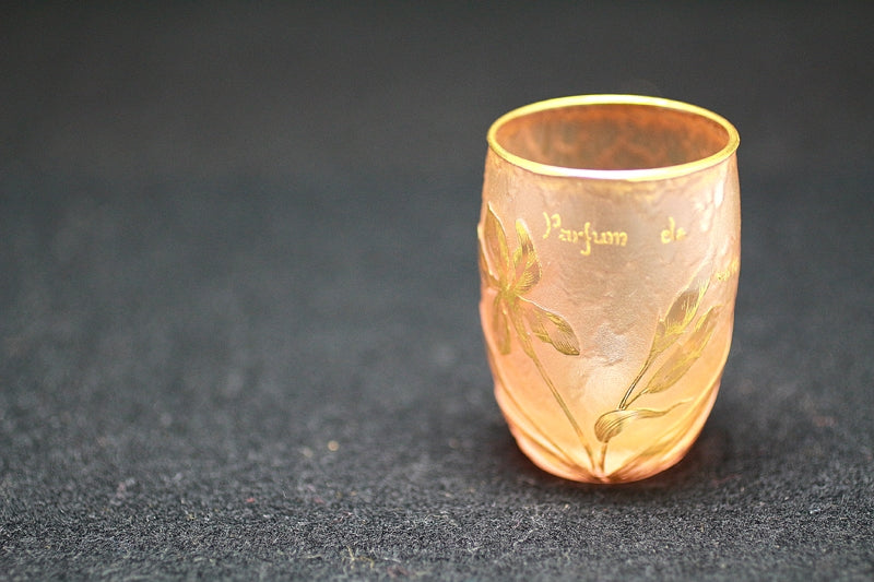 22917 Dome Nancy (Gold-painted flower design cup (Iris, parfum de vertus (scent of virtue)