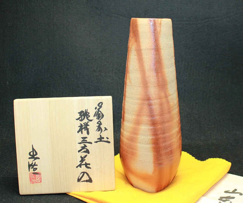 24210 IZURU Yamamoto(备前肥藏三通花瓶)
