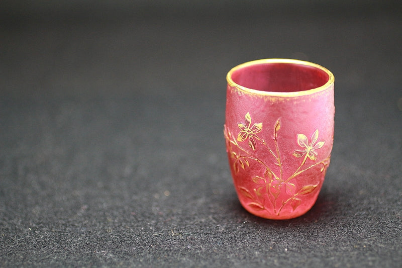 22918 Dome Nancy (Gold-painted flower design cup (red, early 20th century))