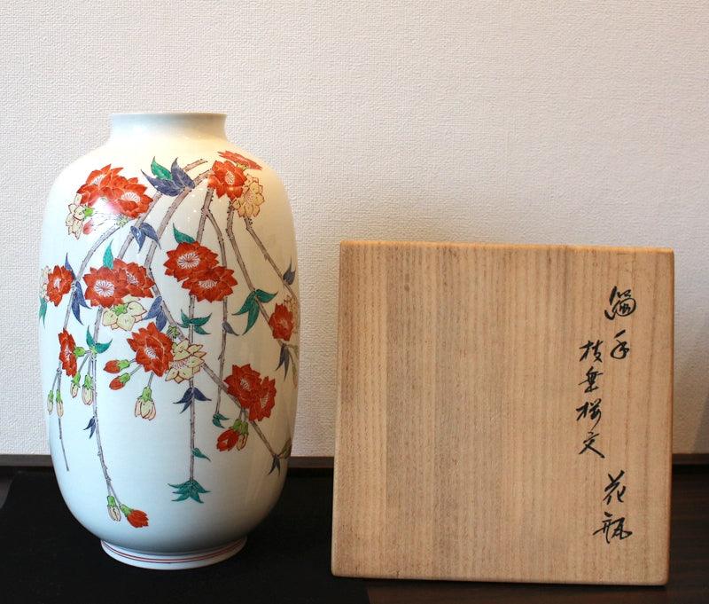 23630 Living National Treasure 14th Generation Sakaida Kakiemon (Muddy Hand Weeping Cherry Blossom Design Vase)