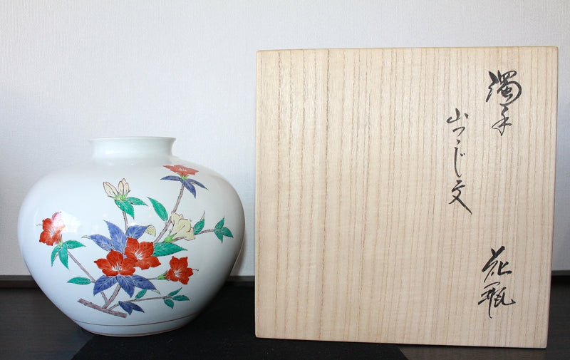 24284 Living National Treasure 14th Generation Sakaida Kakiemon (Nigoriteyama Azalea Design Vase)