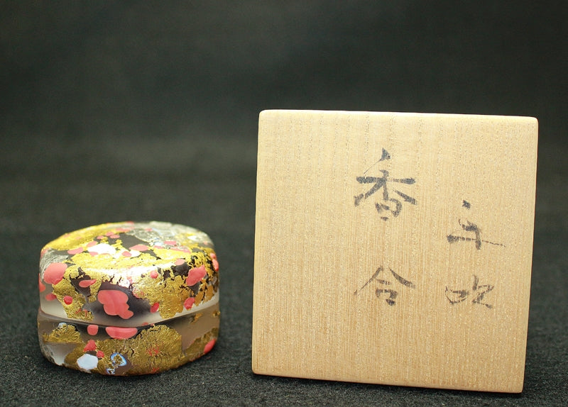 24401 FUJITA Kyohei (Hand-blown incense holder, red and white plum blossoms)