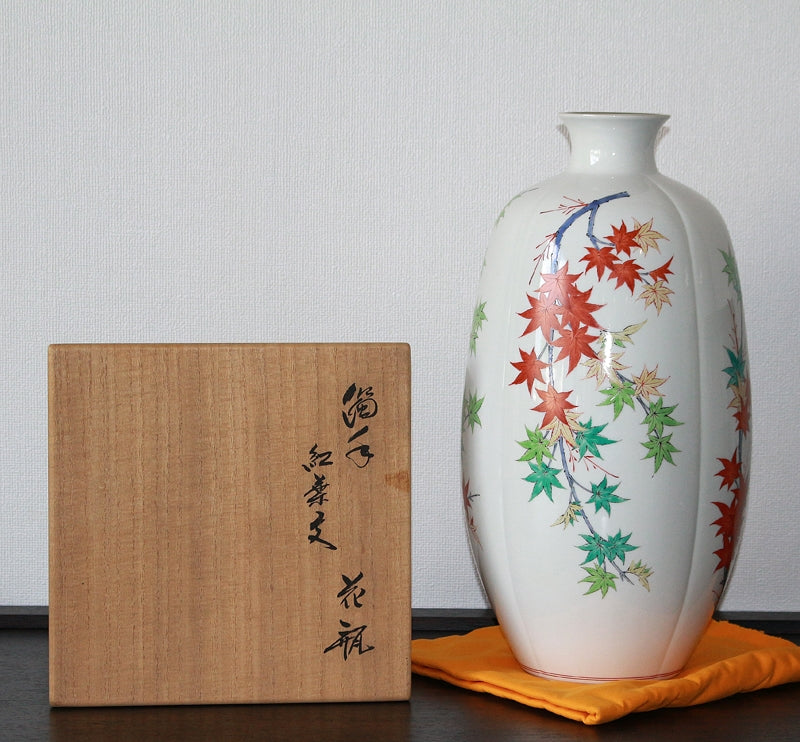 24432 Living National Treasure 14th Generation Sakaida Kakiemon (Muddy Maple Vase)