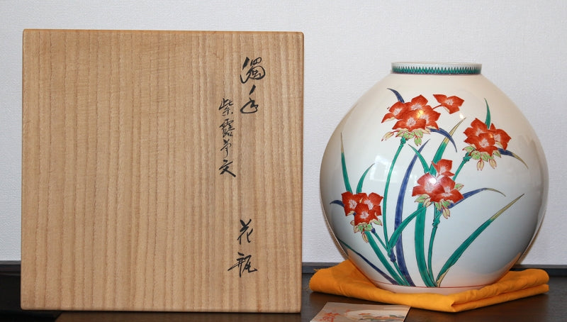 23221 Living National Treasure 14th generation Sakaida Kakiemon (Muddy hand purple dew flower vase)