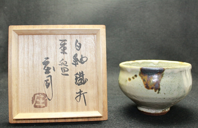 24882 Living National Treasure HAMADA Shoji (White Glazed Iron-hammered Tea)