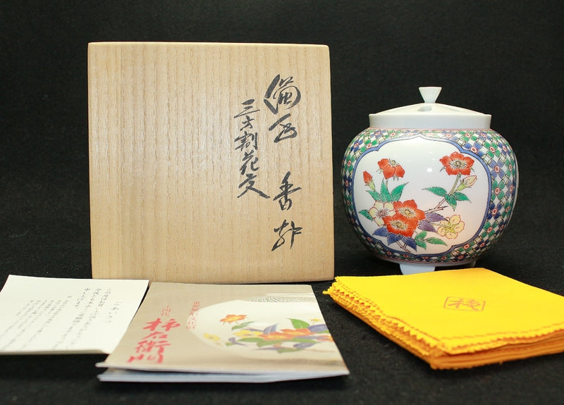 24876 人間国宝 14代酒井田柿右衛門 (濁手三方割花文香炉)SAKAIDA Kakiemon