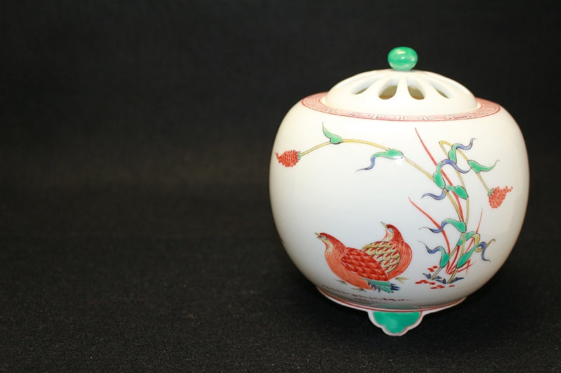 23254 13th generation Sakaida Kakiemon (Incense burner with a muddy texture of a quail design)