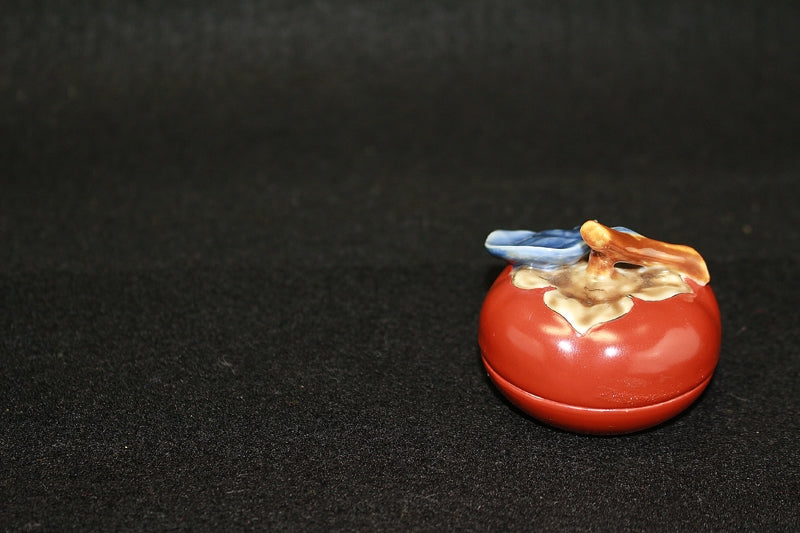 23325 12th generation Sakaida Kakiemon (Incense holder in the shape of a persimmon)