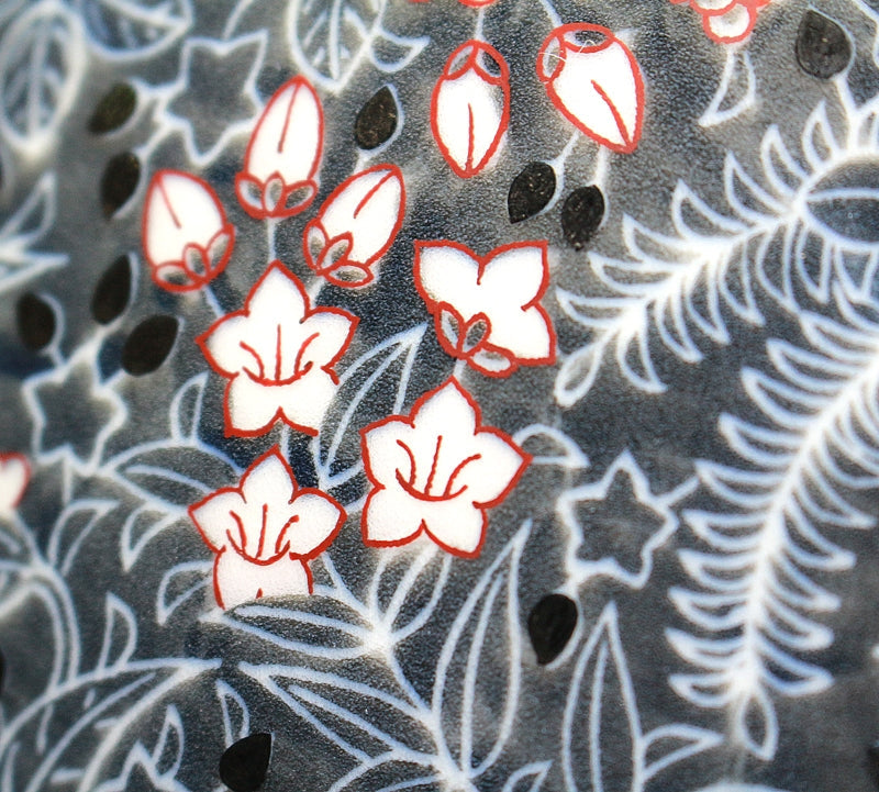 23306 人間国宝 14代今泉今右衛門 (色絵墨色墨はじき草花更紗文花瓶)