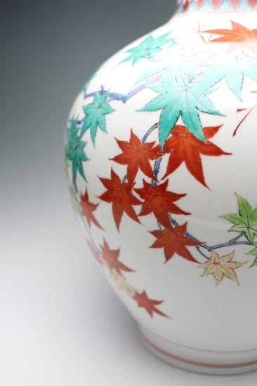 21098 14th generation Sakaida Kakiemon (Muddy hand maple leaf vase)