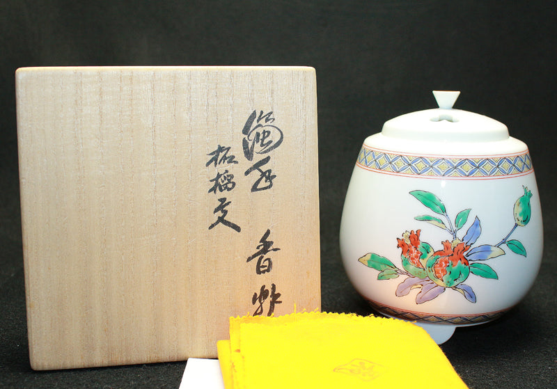 24532 人間国宝 14代酒井田柿右衛門 (濁手柘榴文香炉) SAKAIDA Kakiemon