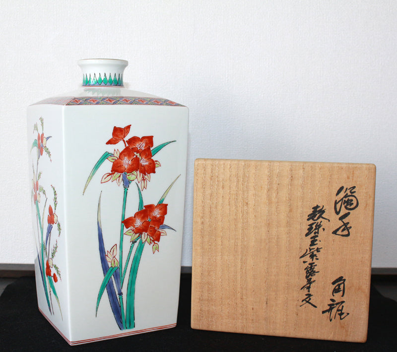 24536 14th generation Sakaida Kakiemon (Muddy hand rosary beads with purple dew grass pattern square bottle (exhibited at a solo exhibition))