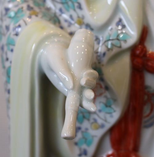 21567 第十三代坂井田柿右卫门(彩像药浴观音摆件)坂井田柿右卫门