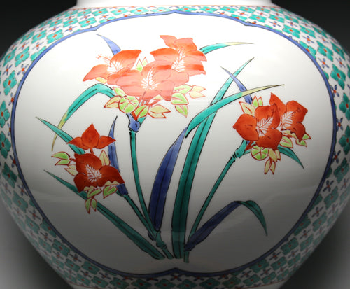 21564 第14代 SAKAIDA Kakiemon (三向分裂花卉图案花瓶) SAKAIDA Kakiemon