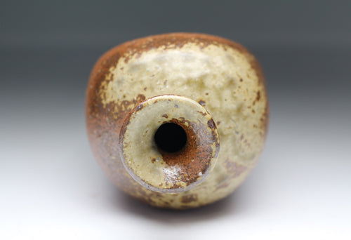 21874 Kitaoji Rosanjin (Bizen Ash-covered Sake Bottle (Second Generation Touan Shiki))