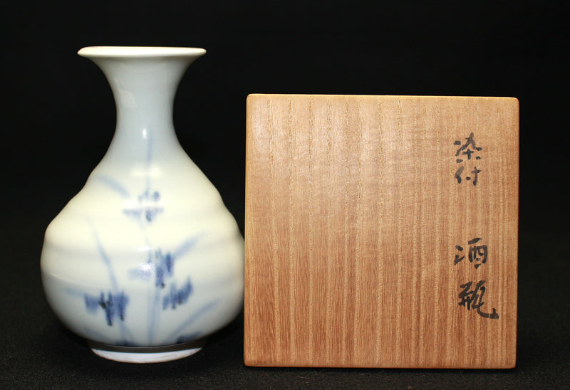 22764 Living National Treasure TSUKAMOTO Kaiji (Blue and white sake bottle)