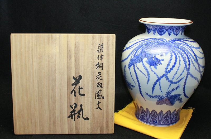 23407 The legendary Kyokushin ware, purveyor to the Imperial Household Agency, the Imperial kiln maker, 14th generation Hitachi Tsuji (blue and white paulownia flower vase with double phoenix design)