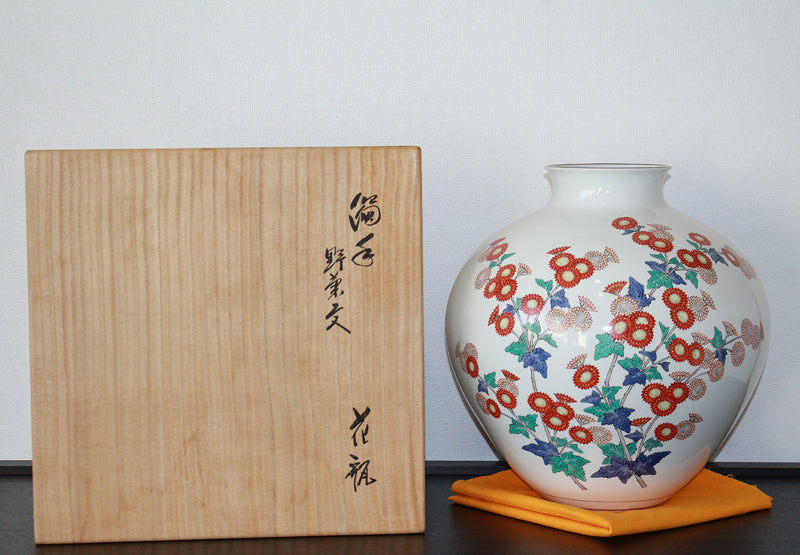 24493 14代酒井田柿右衛門 (濁手野菊文花瓶) SAKAIDA Kakiemon