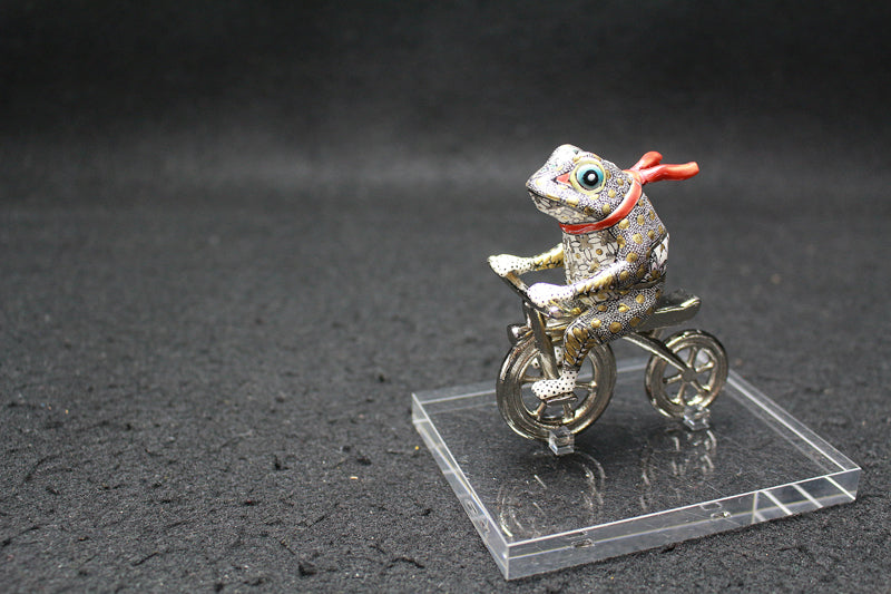 25370 Kazuyoshi Kitamura (Line drawing, color painting, gold leaf "Frog going out")