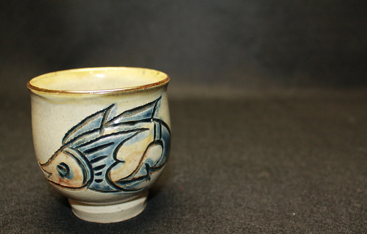 26143 人間国宝 金城次郎 湯呑(魚海老文) KINJO Jiro