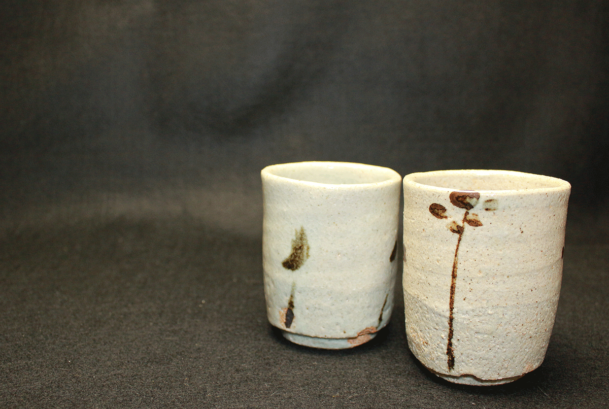 26374 Living National Treasure Shimizu Uichi - Pair of Iron-Decorated Teacups (2)