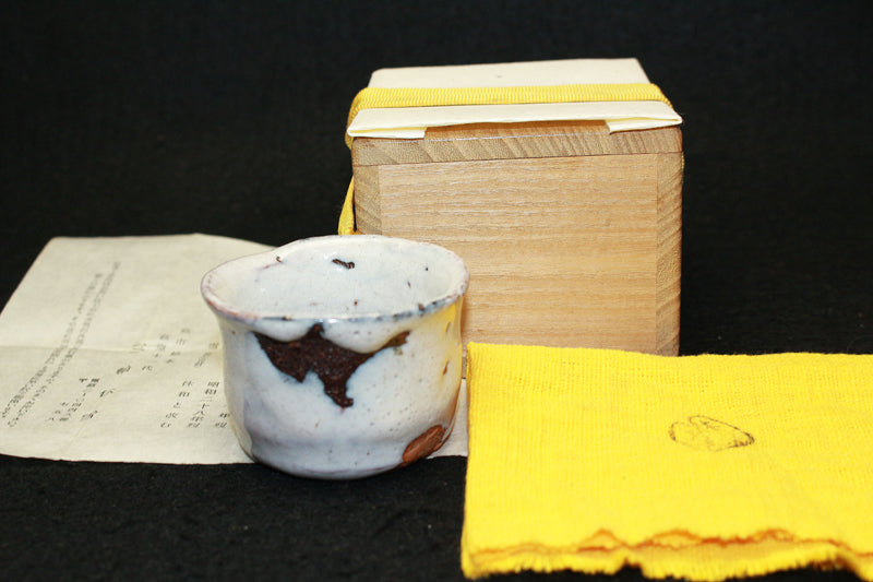 25656 Living National Treasure 11th Generation Miwa Kyusetsu (Hagi ware sake cup)