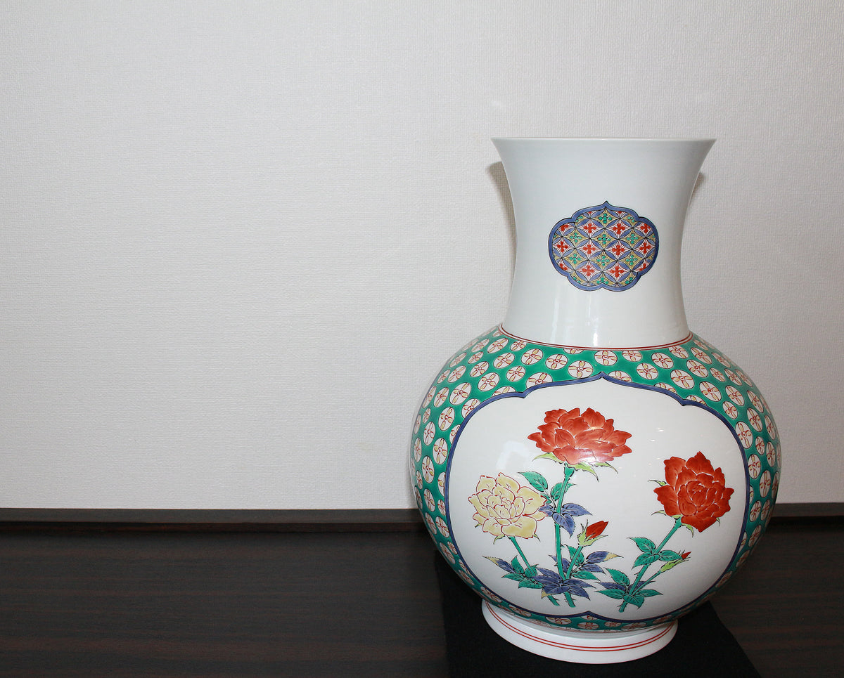 24550 Living National Treasure 14th generation Sakaida Kakiemon (Muddy hand three-sided split flower vase with floral motif)