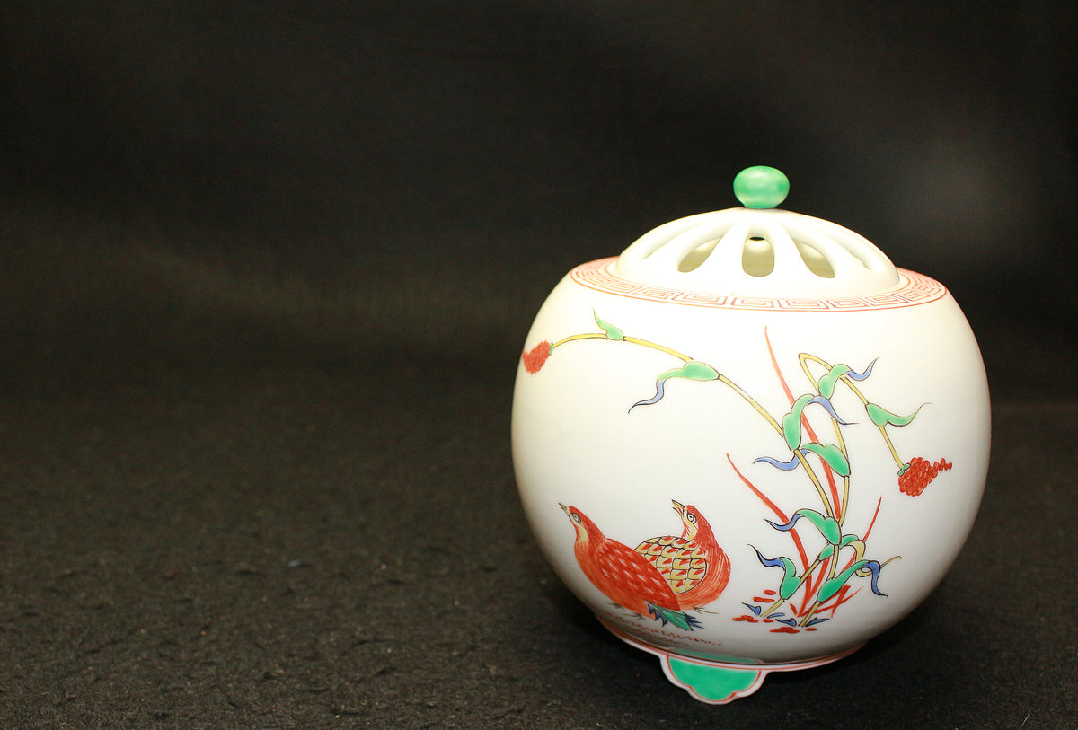 25756 13代酒井田柿右衛門 濁手粟鶉(あわうずら)文香爐 SAKAIDA Kakiemon