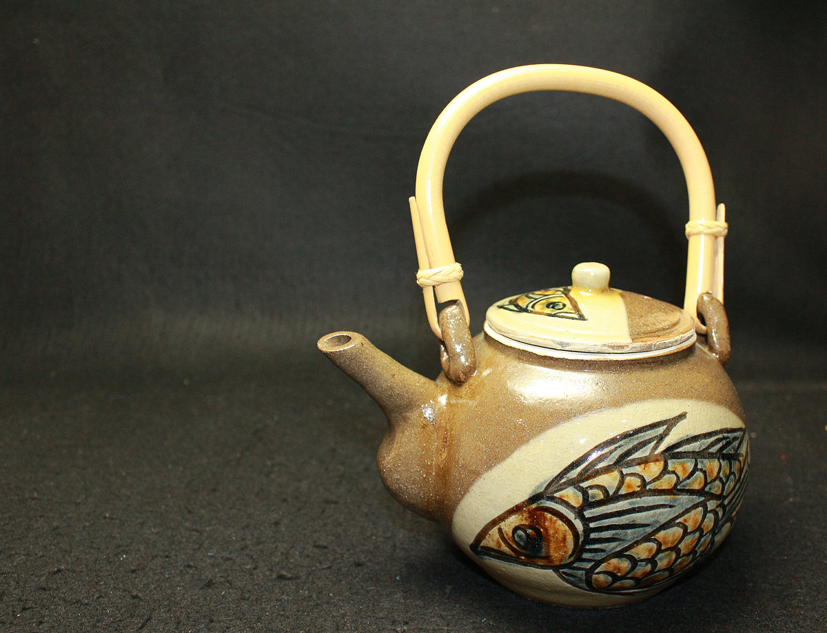 25769 人間国宝 金城次郎 土瓶(魚海老文) Kinjo Jiro