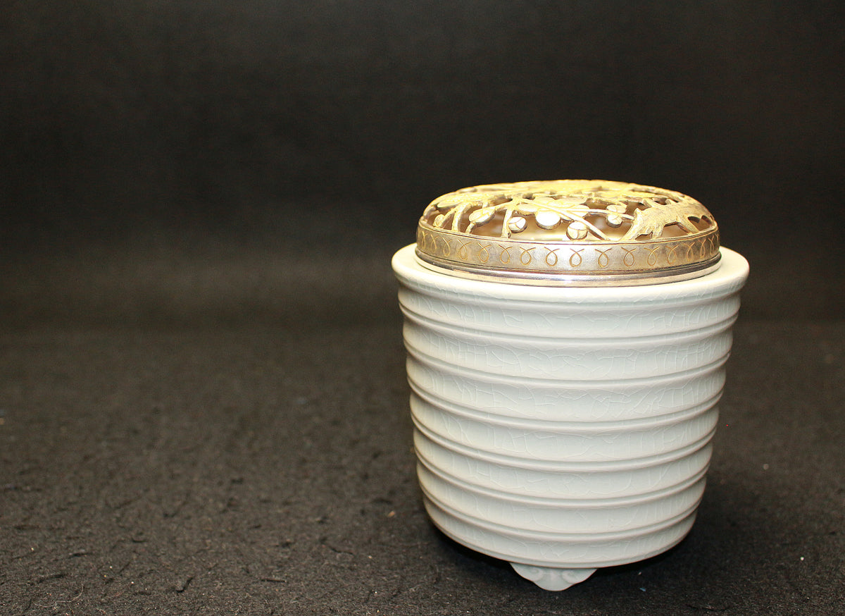 25784 Imperial Household Artist Ice-Pattern Porcelain Incense Burner ITAYA Hazan