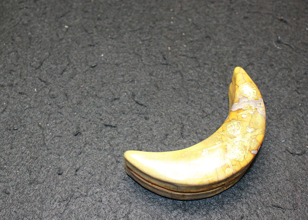 25807 6代清水六兵衛 古稀彩寒月香合 KIYOMIZU Rokubei