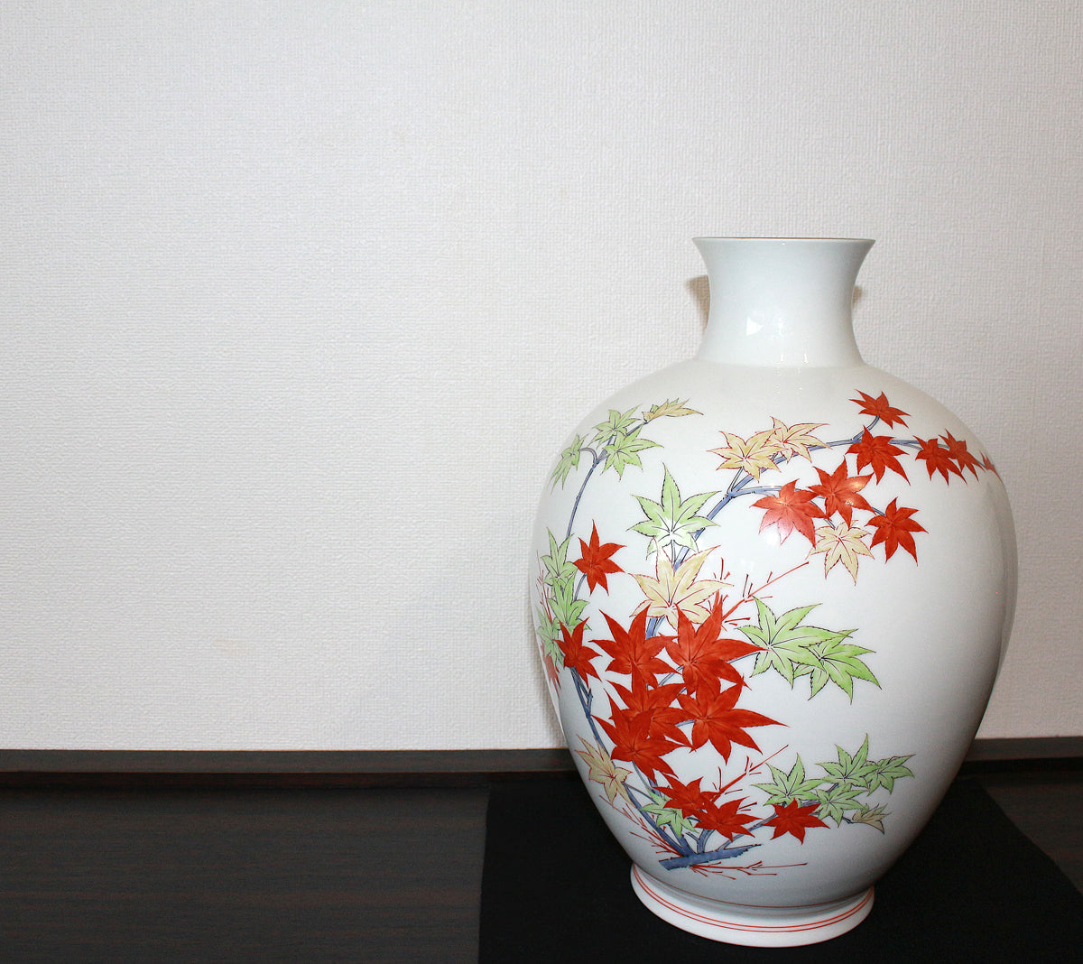25871 人間国宝 14代酒井田柿右衛門 濁手紅葉文花瓶