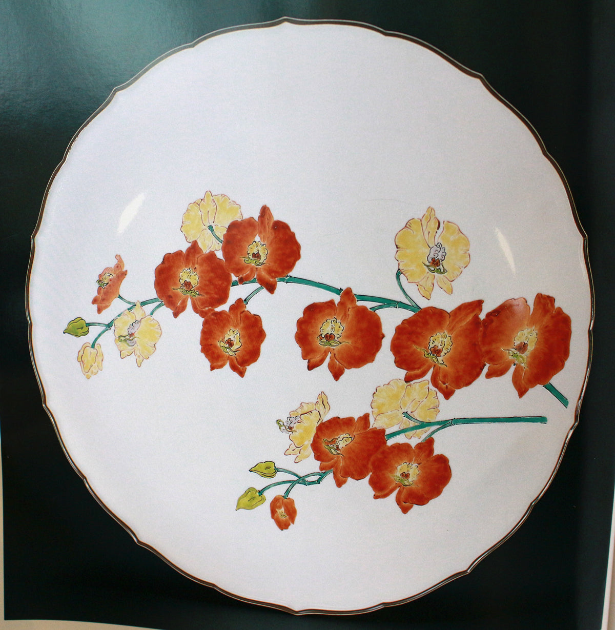 25875 人間国宝 14代酒井田柿右衛門 濁手胡蝶蘭文皿(出品作)