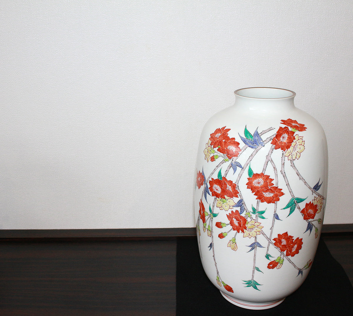 25880 人間国宝 14代酒井田柿右衛門 濁手枝垂桜文花瓶