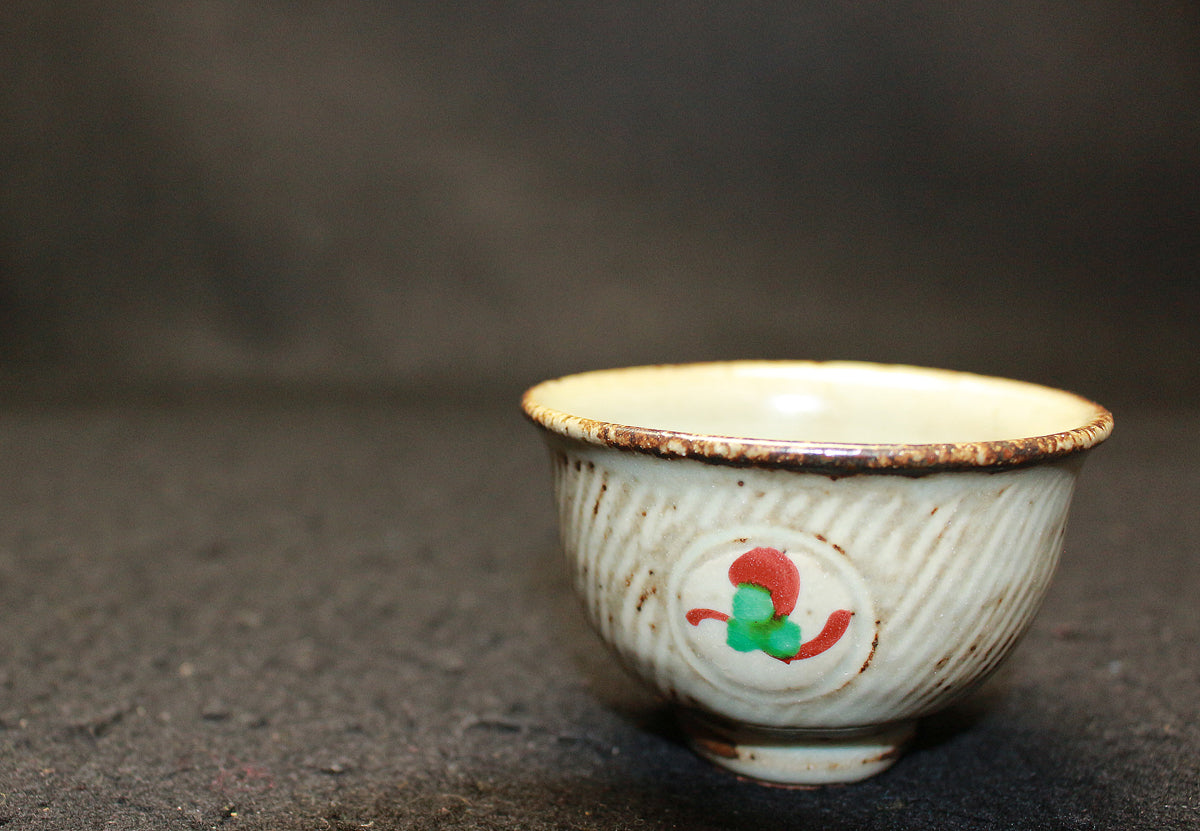 25911 人間国宝 島岡達三 象嵌赤繪草花文ぐい呑 SHIMAOKA Tatsuzo