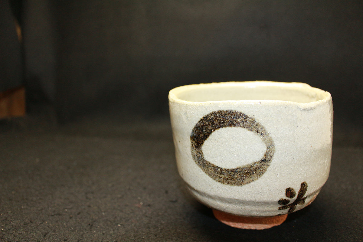25974 Collaboration between Kei Fujiwara, Koju Nishioka, and Toyozo Arakawa. Painted Karatsu tea bowl (Enso, Kojushiki, and Washiki)