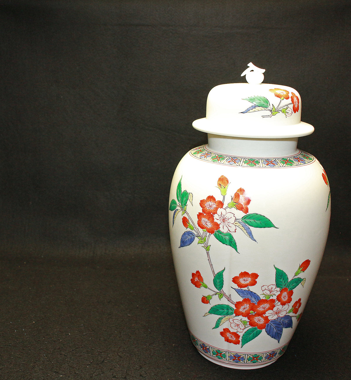 26052 人间国宝,第十四代坂田柿右卫门,云雾樱花图案花瓶(沉香木花瓶,2000 特别限量版)