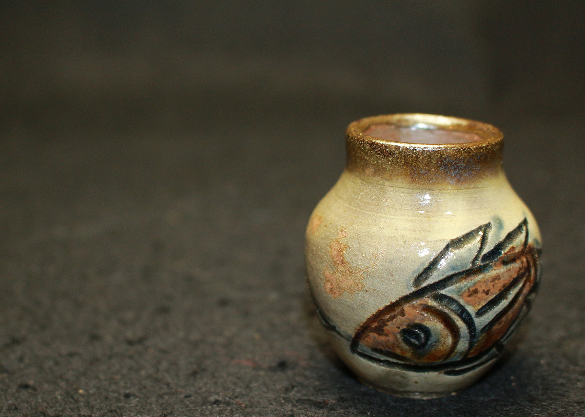 26116 人間国宝 金城次郎 小壷(魚文) KINJYO Jiro