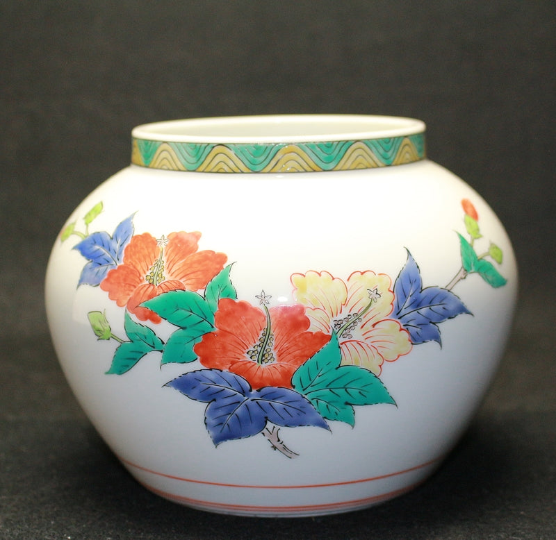 24133 Living National Treasure 14th Generation Sakaida Kakiemon (Muddy-fingered Hibiscus Vase) 