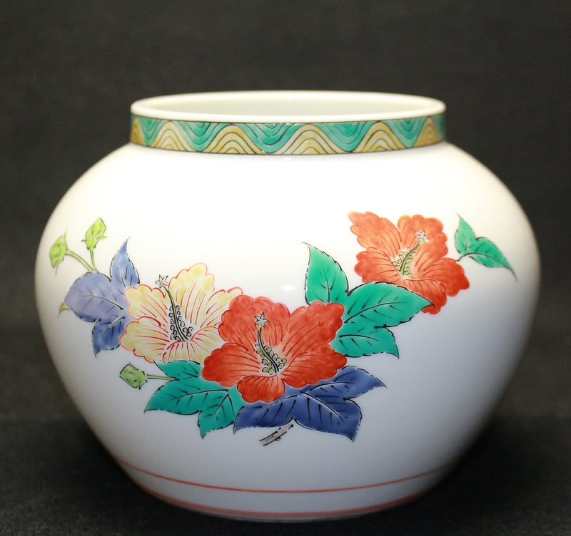 24133 Living National Treasure 14th Generation Sakaida Kakiemon (Muddy-fingered Hibiscus Vase) 