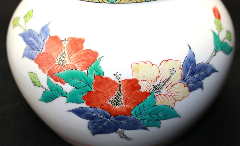 24133 Living National Treasure 14th Generation Sakaida Kakiemon (Muddy-fingered Hibiscus Vase) 