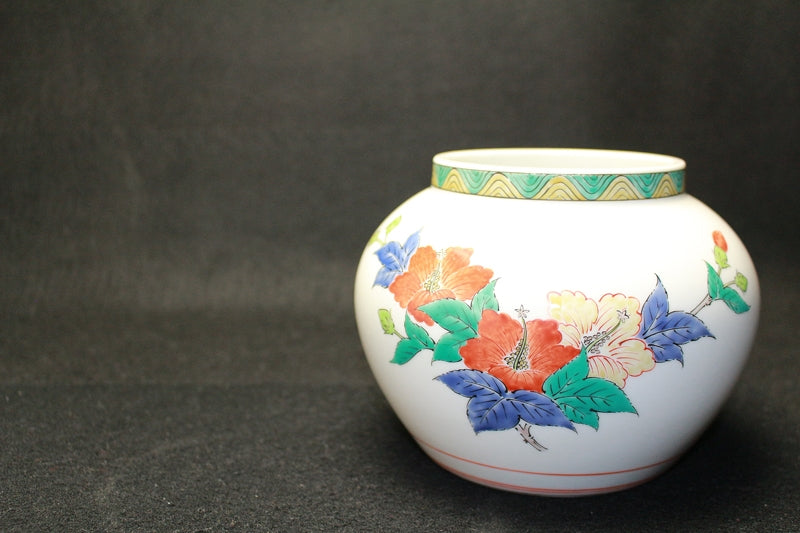 24133 Living National Treasure 14th Generation Sakaida Kakiemon (Muddy-fingered Hibiscus Vase) 