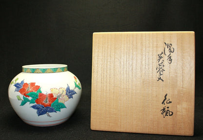 24133 Living National Treasure 14th Generation Sakaida Kakiemon (Muddy-fingered Hibiscus Vase) 