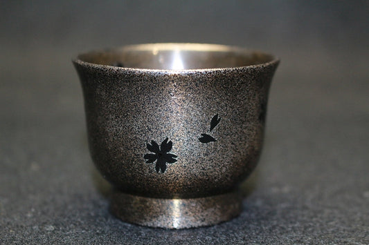 25013 ONIHIRA Keiji (cherry blossom silver background sake cup) 