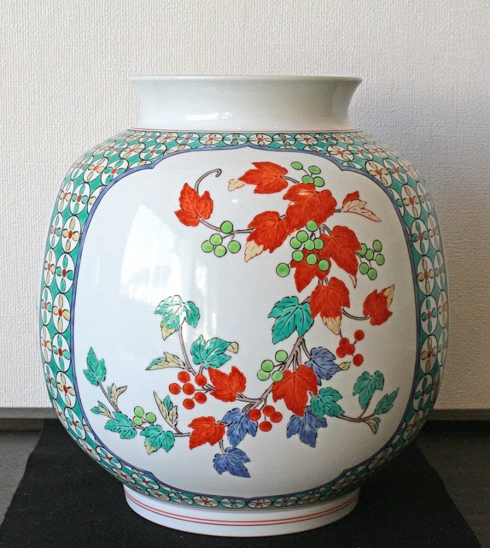 25382 Living National Treasure 14th generation Sakaida Kakiemon (Nigorote three-sided flower vase) 